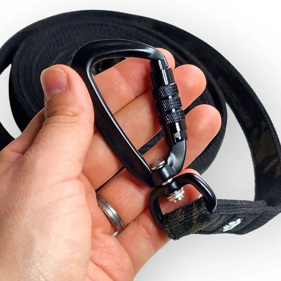 Salmiakkitassu multicam talutin twistlockilla, 250cm